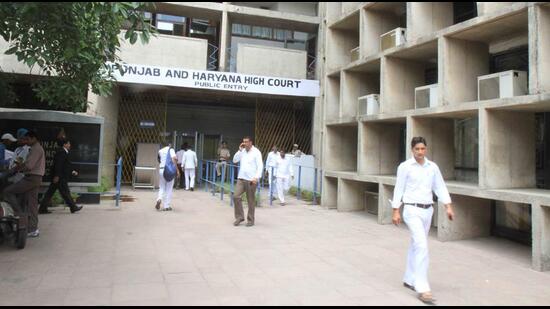 The Punjab and Haryana high court has sought response from Punjab government on a plea from the state’s depot holders’ welfare association challenging the government move to deliver atta (wheat flour) at doorstep. (HT file photo)