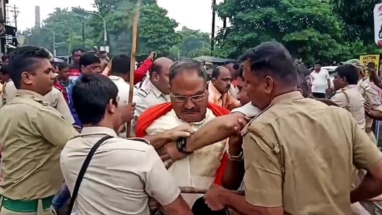 A clash breaks out between BJP leaders and police personnel in Paschim Bardhaman as party supporters were leaving for Kolkata to take part in 'Nabanna Abhiyan'.(ANI)