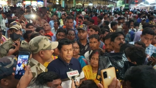 Nabanna Cholo: BJP workers gathered at a train station. ((Twitter) )