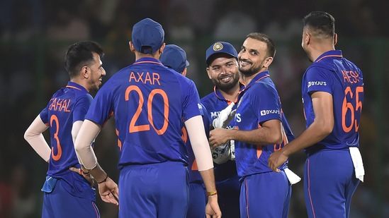 Harshal Patel (in middle) celebrates with Indian teammates(Hindustan Times)