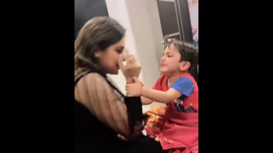 The kid gets emotional as his mom takes off her fake eyelashes.&nbsp;(Instagram/@nehakalra46)