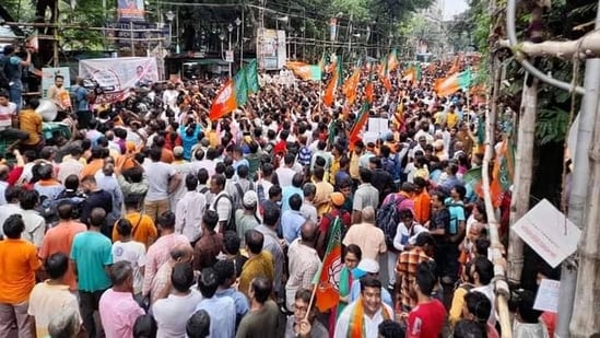 Tweeting this picture, the Bengal BJP wrote, “Calcutta's streets are ochreous against Trinamool corruption.”(@BJP4Bengal/ Twitter)