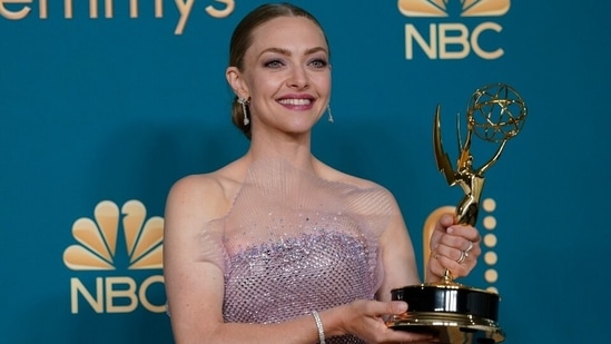 Amanda Seyfried ganó su primer premio Primetime Emmy por The Dropout en 2022 (Reuters)