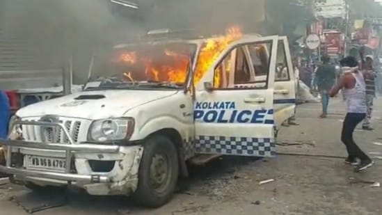 A police vehicle being set on fire during the BJP's protest march in Kolkata.(Source: Video grab)
