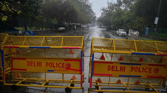 TOPSHOT - A Delhi police barrier blocks a street during a Delhi state-wide weekend curfew imposed by the authorities to curb the spreading of the Covid-19 coronavirus in New Delhi on January 8, 2022. (Photo by Prakash SINGH / AFP) (AFP)