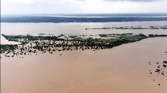 Godavari continues to swell due to heavy inflows into the river because of heavy rains in the catchment areas and huge inflows into its tributaries upstream, resulting in inundation of several villages along the river course. (ANI File)