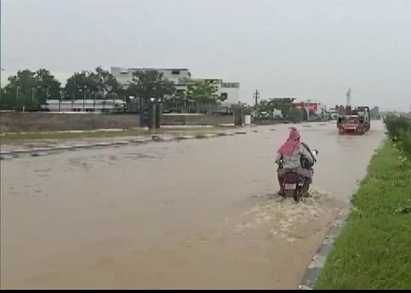 The Chennai-Kolkata national highway has been swamped.(ANI) The Chennai-Kolkata national highway has been swamped.(ANI)