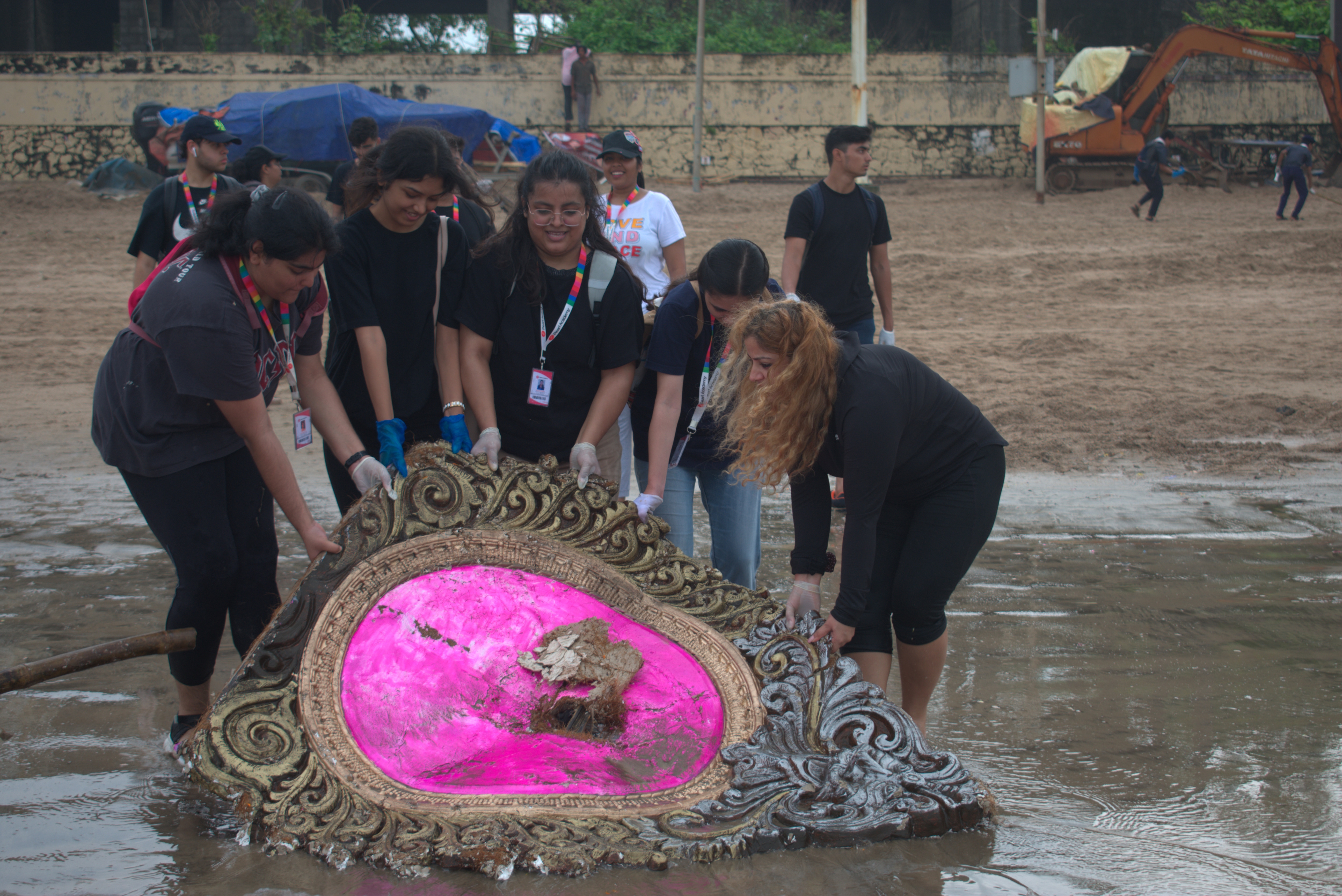 Students clean the trash they found on Juhu beach Students clean the trash they found on Juhu beach
