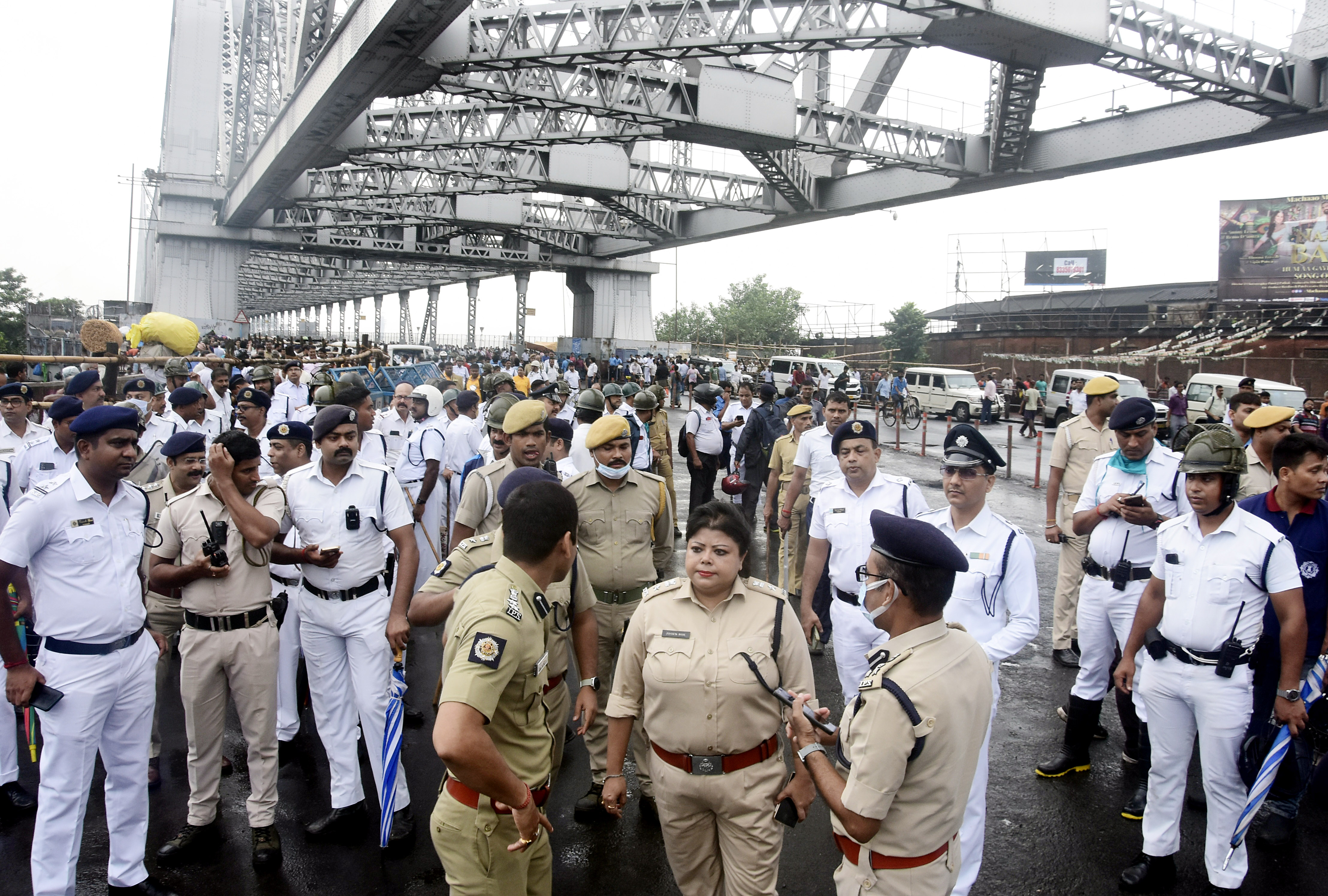 Traffic movement halted by police in view of BJP's Nabanna Cholo march at Howrah Bridge in Kolkata on Tuesday. (ANI Photo) Traffic movement halted by police in view of BJP's Nabanna Cholo march at Howrah Bridge in Kolkata on Tuesday. (ANI Photo)