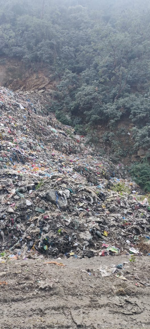 मंडी के पास कचरा डंप जो जल निकायों को भी प्रदूषित कर रहा है। मंडी के पास कचरा डंप जो जल निकायों को भी प्रदूषित कर रहा है।