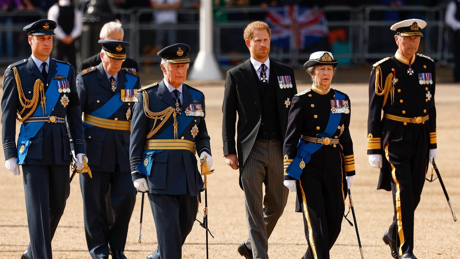Perché Harry non ha indossato un'uniforme militare al corteo funebre della  regina | notizie dal mondo