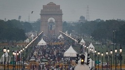 कार्तव्य पथ पर श्रद्धालु।