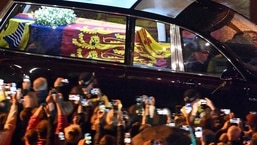 Funeral da Rainha Elizabeth II: O caixão da Rainha Elizabeth II no carro funerário real viaja para o Palácio de Buckingham em Londres, 