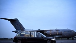 O caixão da rainha Elizabeth II é levado no Royal Hearse da base aérea de Northolt da Royal Air Force para viajar para o Palácio de Buckingham.