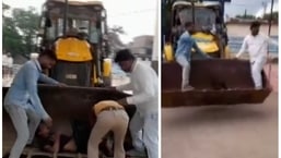 बाइक दुर्घटना के शिकार को जेसीबी अर्थमूवर में अस्पताल ले जाया जा रहा है।