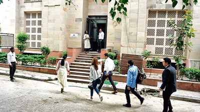 Actor Jacqueline Fernandez, long with her lawyer, reached the Delhi police’s Economic Offences Wing (EOW) headquarters at around 11am on Wednesday. (PTI) Actor Jacqueline Fernandez, long with her lawyer, reached the Delhi police’s Economic Offences Wing (EOW) headquarters at around 11am on Wednesday. (PTI)
