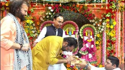 New Delhi, India - September 13, 2022: BJP leaders Hans Raj Hans and Mukhtar Abbas Naqvi perform Bhumi Puja to begin preparations for annual Ramlila at Red Fort after a 2-yr hiatus, in New Delhi, India, on Tuesday, September 13, 2022. (HT Photo)