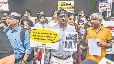 An eight-member delegation of flat buyers met Yogesh Mhase, Vice Chairman and Chief Officer, MHADA in the mornin (Pratik Chorge/HT PHOTO) An eight-member delegation of flat buyers met Yogesh Mhase, Vice Chairman and Chief Officer, MHADA in the mornin (Pratik Chorge/HT PHOTO)