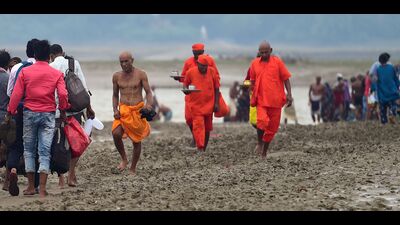 Pilgrims and priests struggling in the sludge and silt on the banks of Sangam on Wednesday. (Anil Kumar Maurya/HT) Pilgrims and priests struggling in the sludge and silt on the banks of Sangam on Wednesday. (Anil Kumar Maurya/HT)