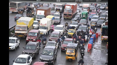 School vans stuck in traffic at Chandni chowk causing inconvenience to schools on Mulshi road. (HT PHOTO) School vans stuck in traffic at Chandni chowk causing inconvenience to schools on Mulshi road. (HT PHOTO)