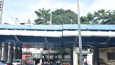 According to traffic police officers, after the Gamdevi police received the call from a commuter, they asked the traffic police to close the bridge for vehicular traffic as a precaution (HT Photo) According to traffic police officers, after the Gamdevi police received the call from a commuter, they asked the traffic police to close the bridge for vehicular traffic as a precaution (HT Photo)