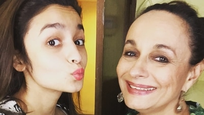 Alia Bhatt with mom Soni Razdan in an old photo. Alia Bhatt with mom Soni Razdan in an old photo.