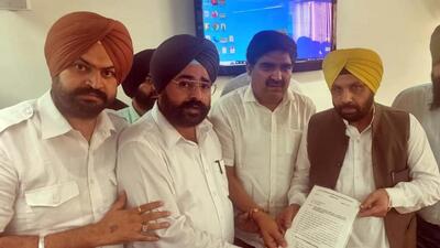 The members of Punjab Colonisers’ and Property Dealers’ Association submitting a memorandum over the non-issuance of power connections by the PSPCL with power minister Harbhajan Singh ETO. (HT PHOTO)