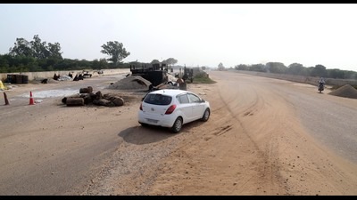 Work on extension of Airport Road in Mohali can proceed only after land in Palheri and Jandpur villages is acquired. (Sanjeev Sharma/HT) Work on extension of Airport Road in Mohali can proceed only after land in Palheri and Jandpur villages is acquired. (Sanjeev Sharma/HT)