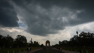 Dark clouds hover over the Kartavya Path in New Delhi. (Sanchit Khanna/HT photo) Dark clouds hover over the Kartavya Path in New Delhi. (Sanchit Khanna/HT photo)