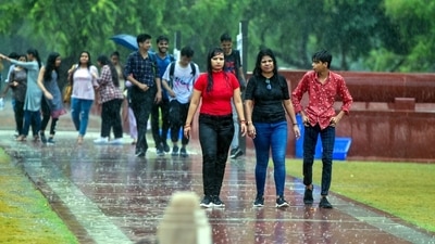 People seen drenched in the sudden rain at Kartavya Path near India Gate. (Sanchit Khanna/HT photo) People seen drenched in the sudden rain at Kartavya Path near India Gate. (Sanchit Khanna/HT photo)