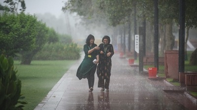 Visitors take a walk along the newly renovated avenue amid the showers. (Sanchit Khanna/HT photo) Visitors take a walk along the newly renovated avenue amid the showers. (Sanchit Khanna/HT photo)