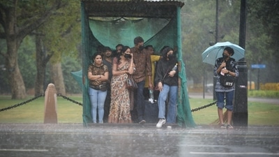 Visitors take shelters near India Gate. (Sanchit Khanna/HT photo) Visitors take shelters near India Gate. (Sanchit Khanna/HT photo)