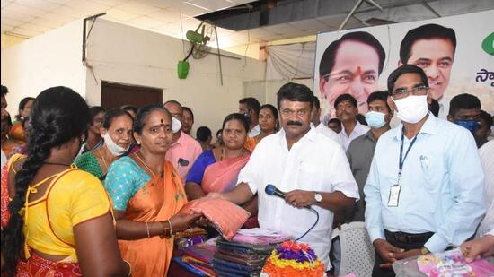 As the political atmosphere in Telangana is gradually heating up due to the ensuing by-election to Munugode assembly seat in Nalgonda district, the ruling Telangana Rashtra Samithi (TRS) has already started wooing various sections of voters by offering them freebies. (HT)