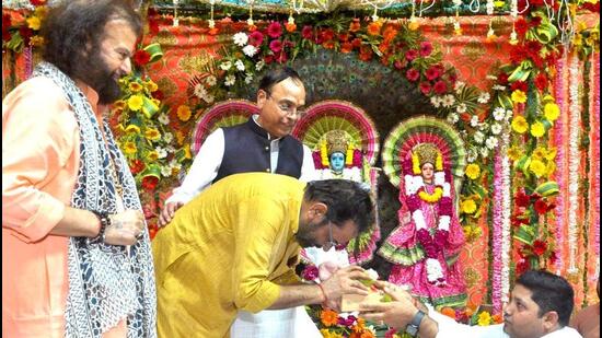 New Delhi, India - September 13, 2022: BJP leaders Hans Raj Hans and Mukhtar Abbas Naqvi perform Bhumi Puja to begin preparations for annual Ramlila at Red Fort after a 2-yr hiatus, in New Delhi, India, on Tuesday, September 13, 2022. (HT Photo)