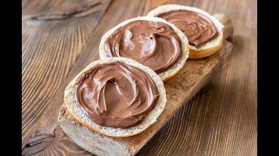 Slices of bread with chocolate paste on wooden board (Shutterstock)