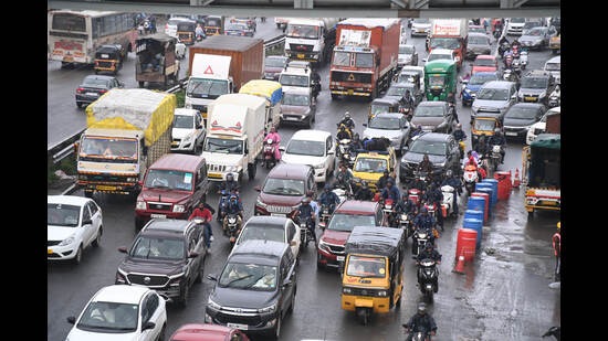 School vans stuck in traffic at Chandni chowk causing inconvenience to schools on Mulshi road. (HT PHOTO)