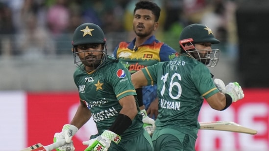 Sri Lanka's Dilshan Madushanka, center, watches as Pakistan's captain Babar Azam, left, and Mohammad Rizwan run between the wickets.(AP)