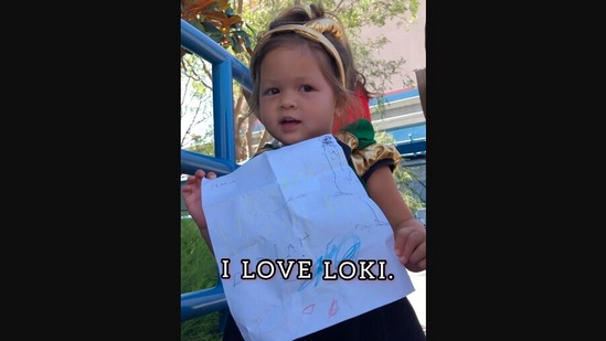 The image shows the little girl holding the letter she wrote to Loki.(Instagram/@littlegraythread)