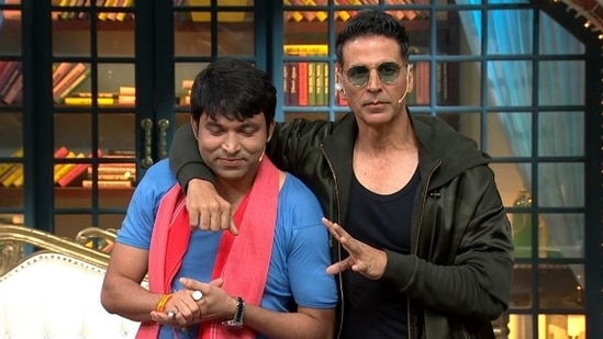 A still of Akshay Kumar and Chandan Prabhakar from a 2020 episode of The Kapil Sharma Show.