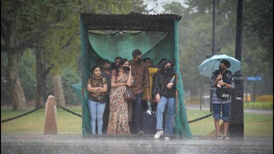 New Delhi, India - Sept. 14, 2022: Visitors take shelter from rain on Kartavya Path near India Gate in New Delhi, India, on Wednesday, September 14, 2022. (Photo by Sanchit Khanna/ Hindustan Times) (Hindustan Times) New Delhi, India - Sept. 14, 2022: Visitors take shelter from rain on Kartavya Path near India Gate in New Delhi, India, on Wednesday, September 14, 2022. (Photo by Sanchit Khanna/ Hindustan Times) (Hindustan Times)