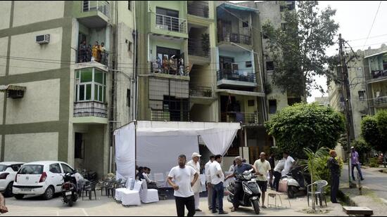 The murder took place last week (on the night of September 7) at Anukampa Apartments in Indirapuram following an altercation between two neighbours, police said, adding that the deceased man’s wife was also attacked and injured by the suspect. (Sakib Ali/HT Photo)