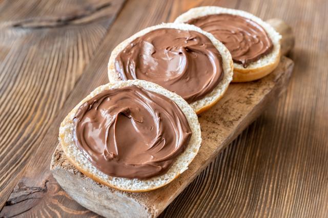 Slices of bread with chocolate paste on wooden board (Shutterstock) Slices of bread with chocolate paste on wooden board (Shutterstock)