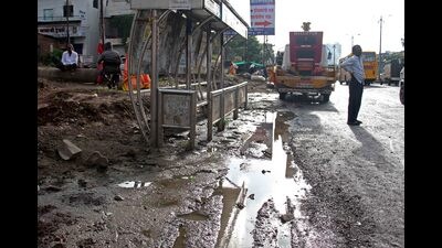 An unclean bus stop on Katraj - Kondhwa road. (Ravindra Joshi/HT PHOTO) An unclean bus stop on Katraj - Kondhwa road. (Ravindra Joshi/HT PHOTO)