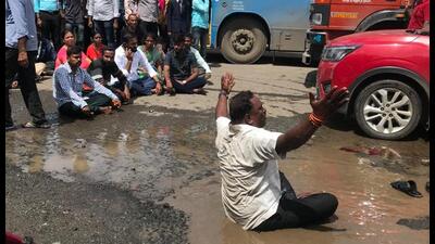 Pune residents on Thursday gathered near Bhekrainagar chowk to protest against potholed roads causing accidents. (HT)