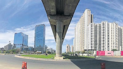 A view of Golf Course Road in Gurugram. Police have accessed CCTV footage from the area and are conducting an investigation to identify the suspect who was wearing a large helmet. (Representative image/HT Archive) A view of Golf Course Road in Gurugram. Police have accessed CCTV footage from the area and are conducting an investigation to identify the suspect who was wearing a large helmet. (Representative image/HT Archive)