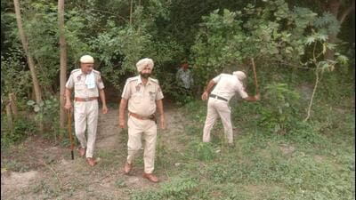 Amritsar police during a search operation after getting a tip-off about five drug peddlers , including two women, on Thursday. (HT Photo) Amritsar police during a search operation after getting a tip-off about five drug peddlers , including two women, on Thursday. (HT Photo)