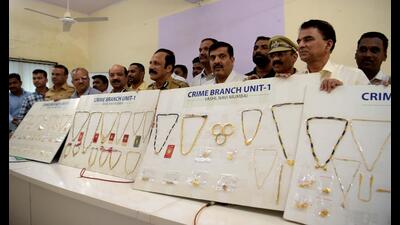 Navi Mumbai police display the stolen jewellery on Thursday. A 37-year-old man has been arrested for 20 burglary cases in Navi Mumbai. (BACHCHAN KUMAR/HT PHOTO)