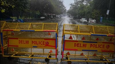 TOPSHOT - A Delhi police barrier blocks a street during a Delhi state-wide weekend curfew imposed by the authorities to curb the spreading of the Covid-19 coronavirus in New Delhi on January 8, 2022. (Photo by Prakash SINGH / AFP) (AFP)