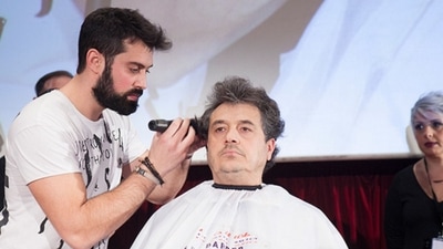 The image shows Konstantinos Koutoupis, a hairdresser from Greece, giving a haircut to his client in 47.17 seconds. (Guinness World Records) The image shows Konstantinos Koutoupis, a hairdresser from Greece, giving a haircut to his client in 47.17 seconds. (Guinness World Records)