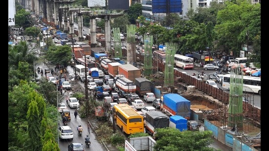 Vehicles stuck on Ghodbunder Road in Thane on Wednesday, throwing the regular routines of many motorists in disarray. (PRAFUL GANGURDE/HT PHOTO)
